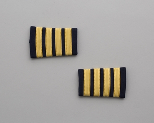 Image: flight officer epaulettes: unknown airline