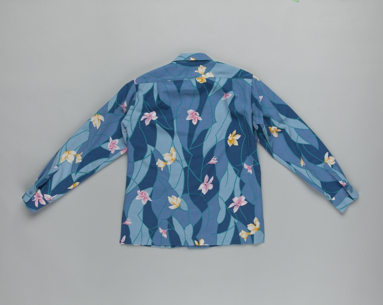 Image: flight attendant shirt (male): United Airlines