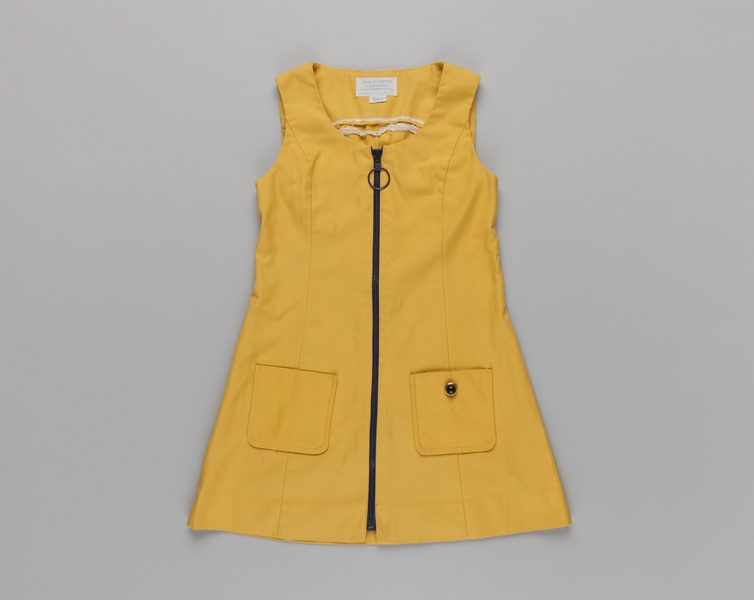 Image: flight attendant smock: Delta Air Lines