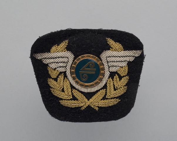 Flight officer cap badge: Air New Zealand