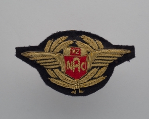 Image: flight officer cap badge: New Zealand National Airways