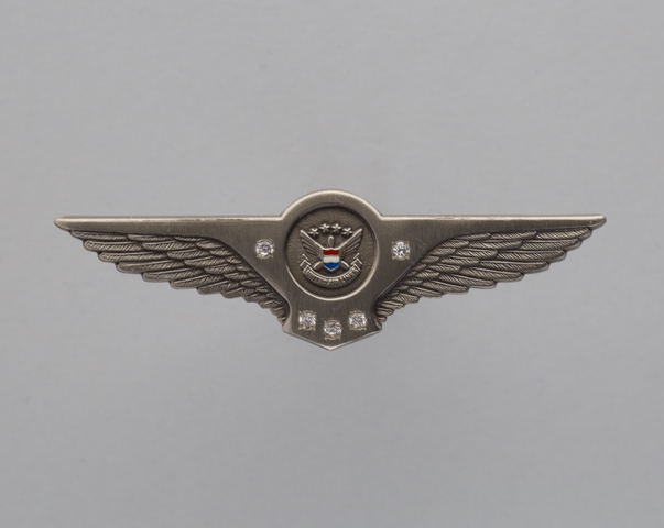 Flight attendant wings / service pin: United Airlines, 30 to 34 years