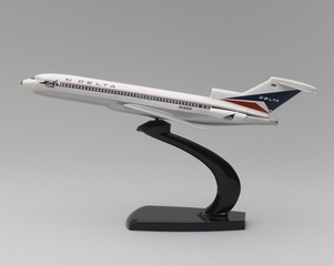 Image: model airplane: Delta Air Lines, Boeing 727-200