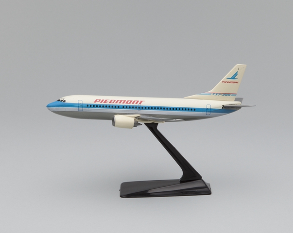 Model airplane: Piedmont Airlines, Boeing 737-300