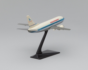 Image: model airplane: Piedmont Airlines, Boeing 737-300