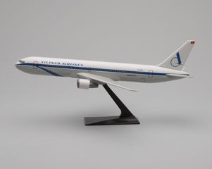 Image: model airplane: Vietnam Airlines, Boeing 767-300