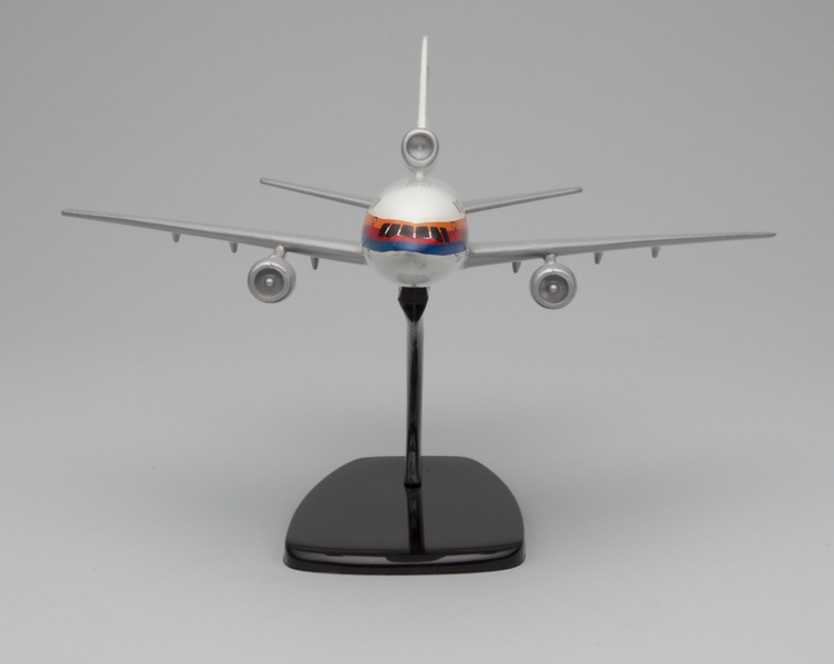 Image: model airplane: United Airlines, McDonnell Douglas DC-10-10