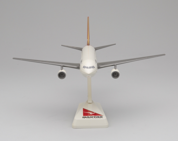 Image: model airplane: Qantas Airways, Boeing 767-338