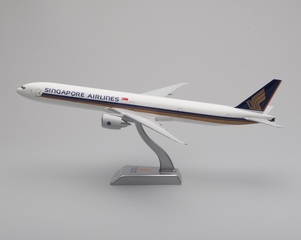 Image: model airplane: Singapore Airlines, Boeing 777-200ER