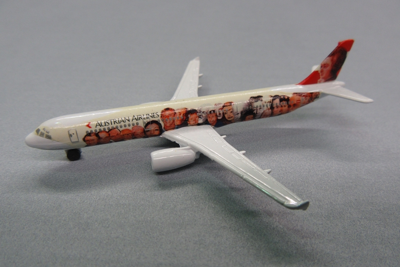 Image: miniature model airplane: Austrian Airlines, Airbus A321