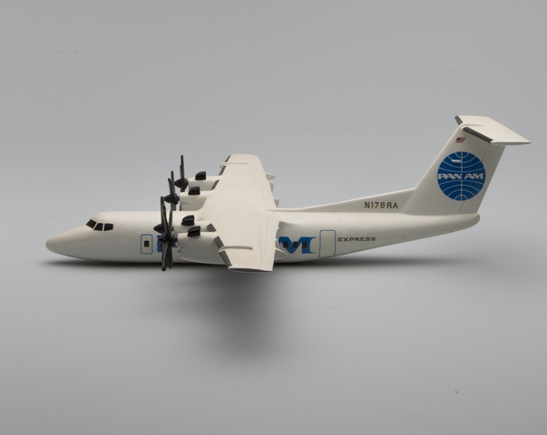 Model airplane: Pan Am Express, de Havilland DHC-7 Dash 7