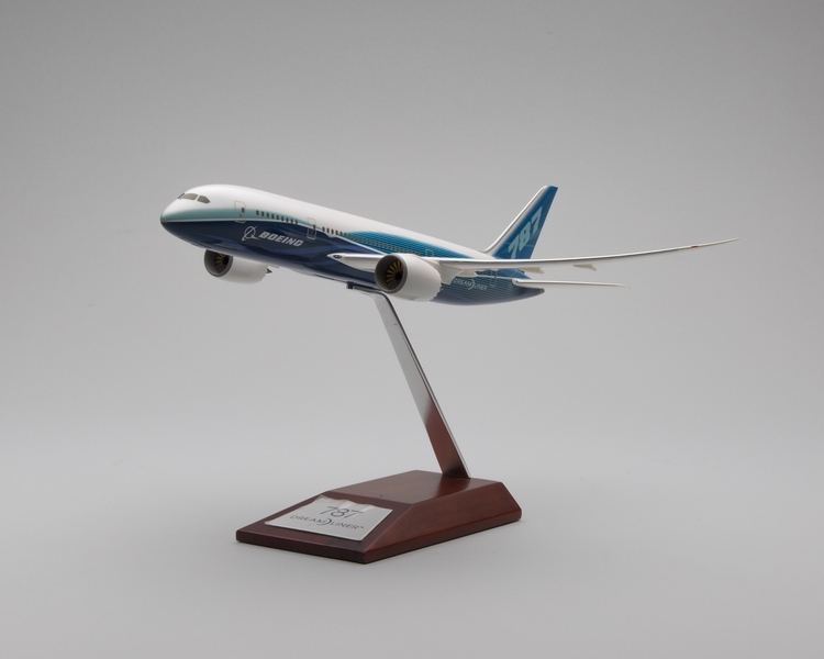 Image: model airplane: Boeing 787 Dreamliner