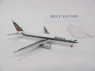 Image: miniature model airplane: Alitalia, Boeing 767-300