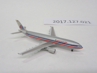 Image: miniature model airplane: American Airlines, Airbus A300-600