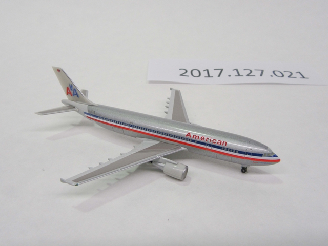 Miniature model airplane: American Airlines, Airbus A300-600