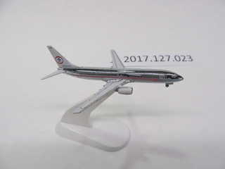 Image: miniature model airplane: American Airlines, Boeing 737-800