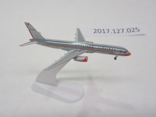 Miniature model airplane: American Airlines, Boeing 757-200