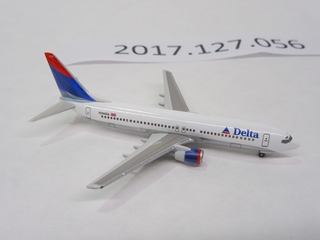 Image: miniature model airplane: Delta Air Lines, Boeing 737-800