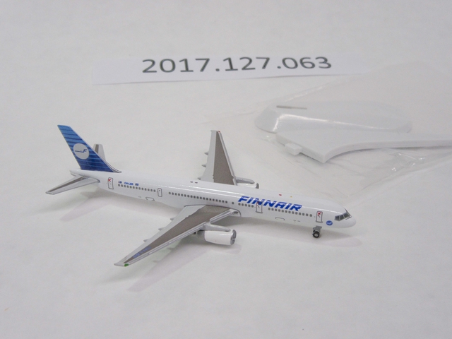 Miniature model airplane: Finnair, Boeing 757-200