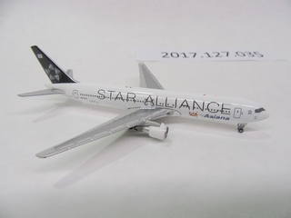 Image: miniature model airplane: Asiana Airlines, Boeing 767-300