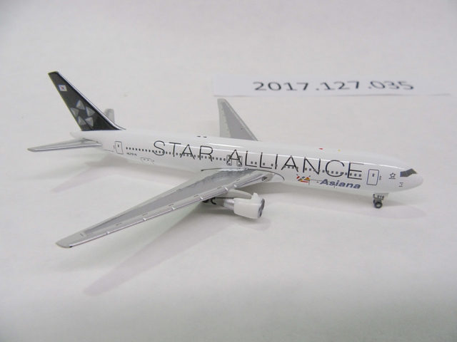 Miniature model airplane: Asiana Airlines, Boeing 767-300