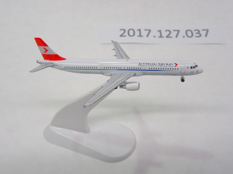 Image: miniature model airplane: Austrian Airlines, Airbus A321