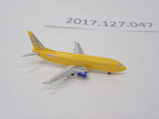 Miniature model airplane: Buzz, Boeing 737-300