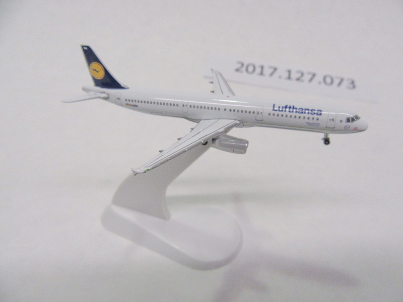 Image: miniature model airplane: Lufthansa German Airlines, Airbus A321