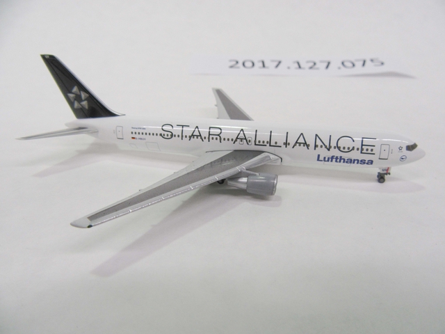 Miniature model airplane: Lufthansa German Airlines, Boeing 767-300ER D-ABUV
