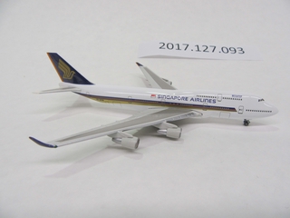 Image: miniature model airplane: Singapore Airlines, Boeing 747-400 Megatop