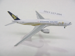 Image: miniature model airplane: Singapore Airlines, Boeing 777-200