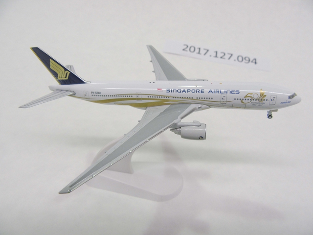 Miniature model airplane: Singapore Airlines, Boeing 777-200