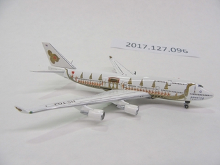 Image: miniature model airplane: Thai Airways, Boeing 747-400
