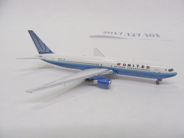 Miniature model airplane: United Airlines, Boeing 767-300