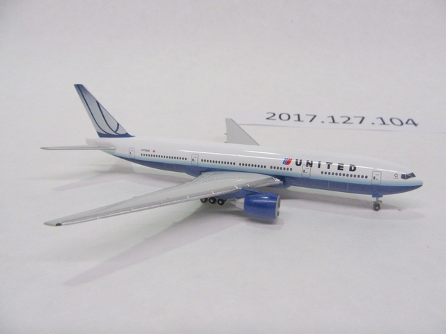 Miniature model airplane: United Airlines, Boeing 777-200