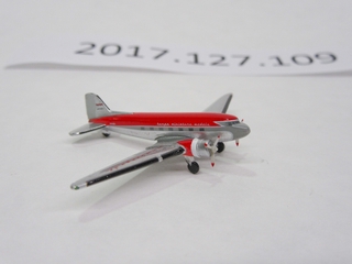 Image: miniature model airplane: Douglas DC-3