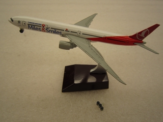 Image: miniature model airplane: Turkish Airlines, Boeing 777-300ER