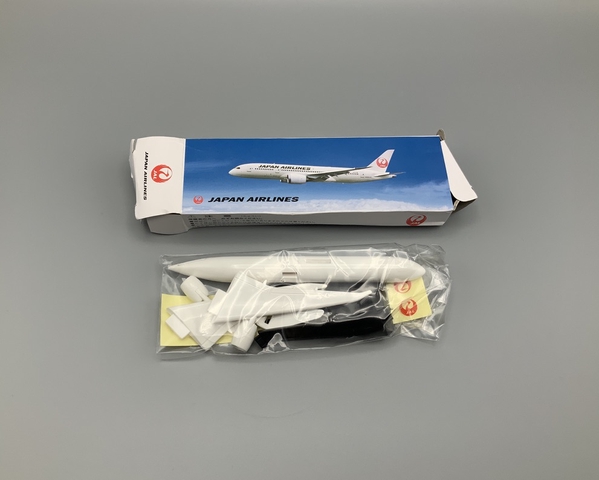 Model airplane: Japan Airlines, Boeing 787 Dreamliner