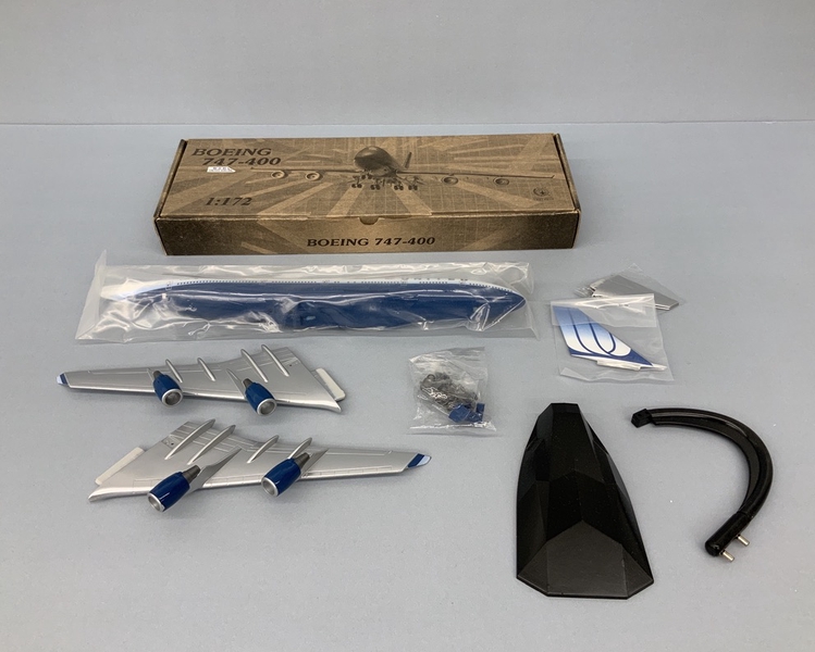 Image: model airplane: United Airlines, Boeing 747-400