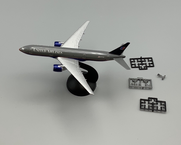 Model airplane: United Airlines, Boeing B777