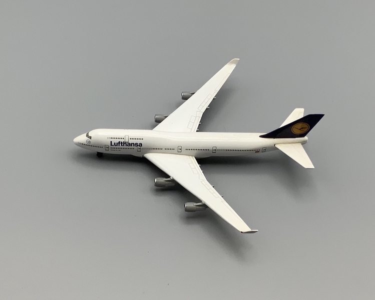 Image: model airplane: Lufthansa, Boeing 747-400