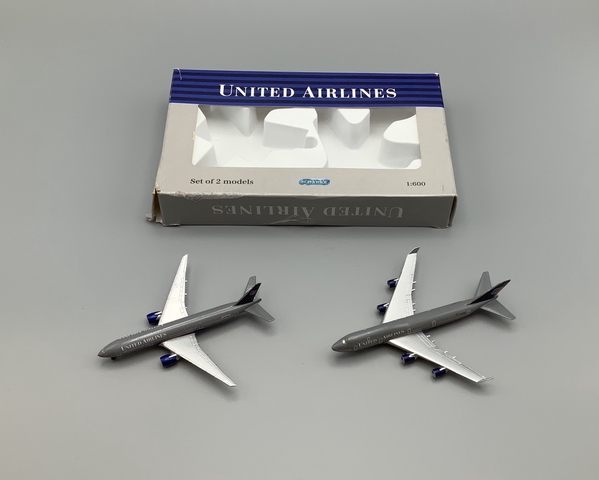 Miniature model airplanes: United Airlines, Boeing 747-400, Boeing 777