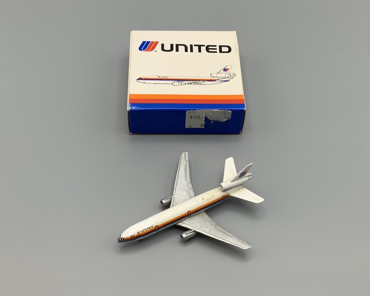 Image: miniature model airplane: United Airlines, McDonnell Douglas DC-10