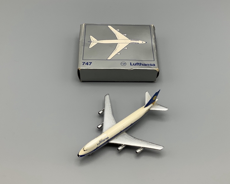 Image: miniature model airplane: Lufthansa, Boeing 747