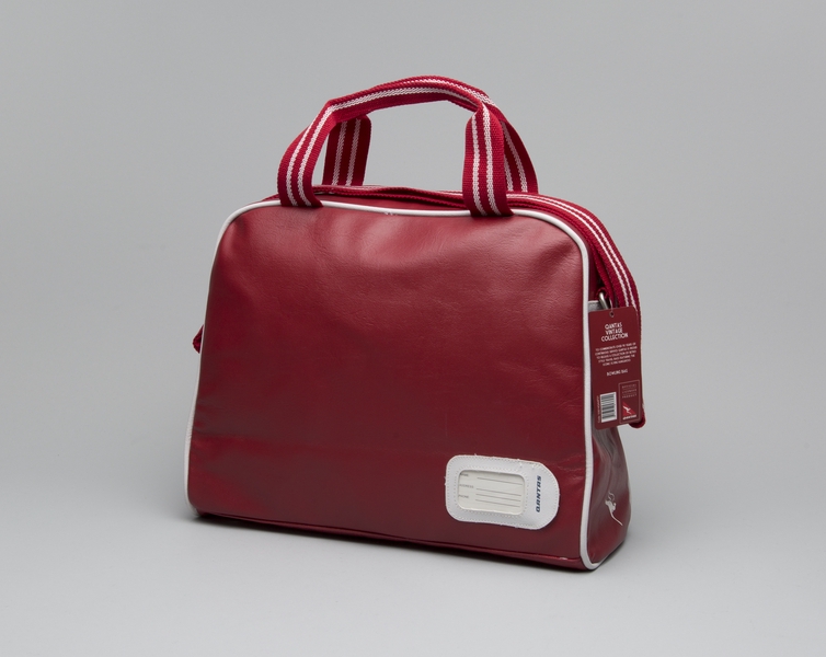 Image: airline bag: Qantas Airways
