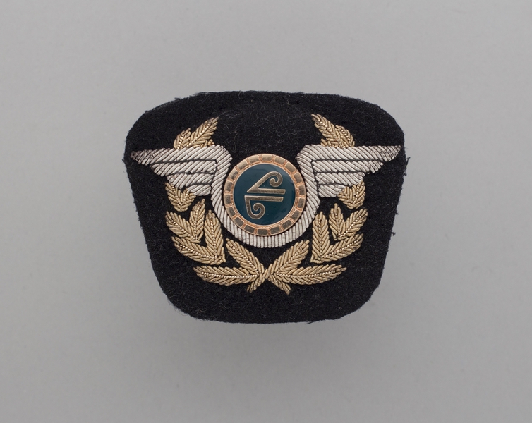 Image: flight officer cap badge: Air New Zealand