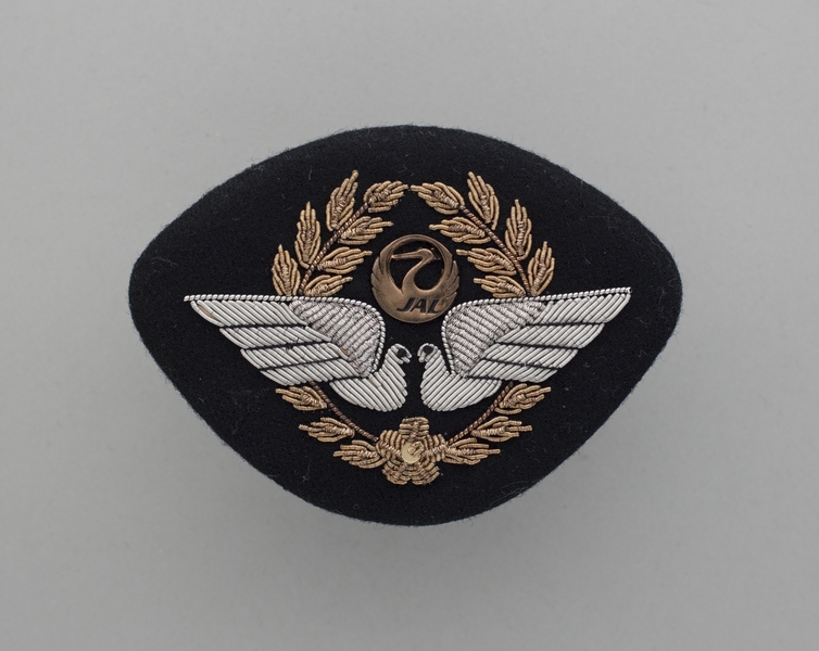 Image: flight officer cap badge: Japan Airlines