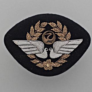 Image #2: flight officer cap badge: Japan Airlines