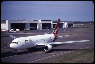 Image: slide: Qantas Airways, Boeing 767-200, Sydney Airport (SYD)