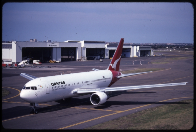 Slide: Qantas Airways, Boeing 767-200, Sydney Airport (SYD)